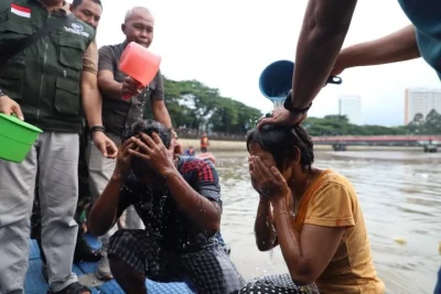 Ratusan Warga Babakan Lestarikan Tradisi Keramas Bareng Jelang Ramadan