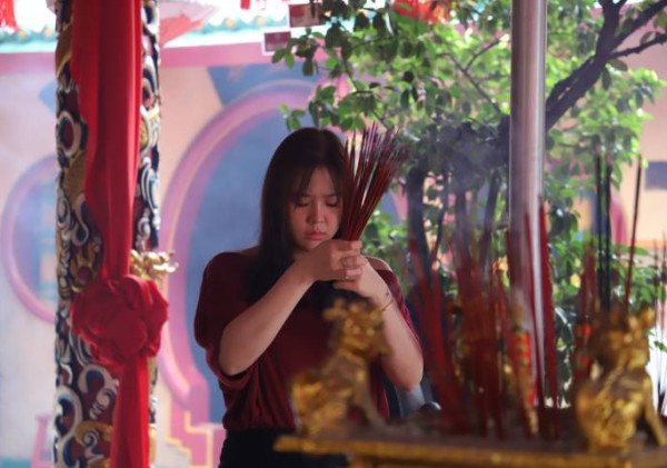 Ribuan Jemaah Padati Klenteng Boen Tek Bio, Rayakan Imlek dengan Khidmat