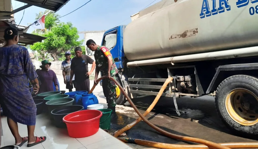 Peduli Pada kesulitan Masyarakat, Babinsa Koramil 0602-06/Kramatwatu Berikan Bantuan Air Bersih Kepada Masyarakat