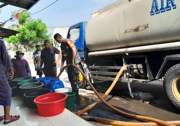 Peduli Pada kesulitan Masyarakat, Babinsa Koramil 0602-06/Kramatwatu Berikan Bantuan Air Bersih Kepada Masyarakat