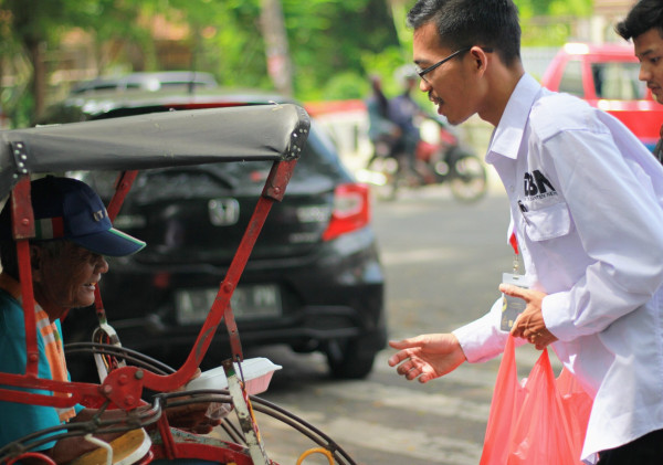 Beramal Tanpa Uang: 5 Cara Mudah yang Bisa Kamu Lakukan