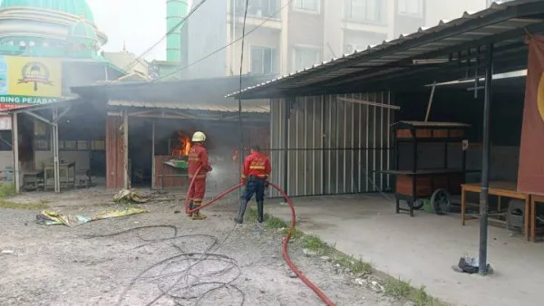 BPBD Tangerang Gerak Cepat Padamkan Kebakaran Rumah Makan di Babakan