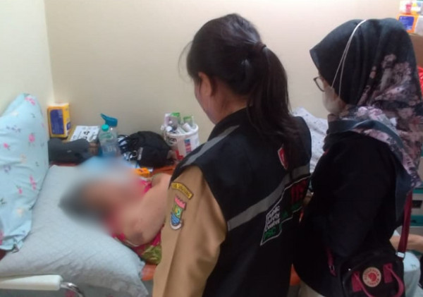 Tim PSC 119 Kabupaten Tangerang Tangani Nenek 80 Tahun yang Terjatuh