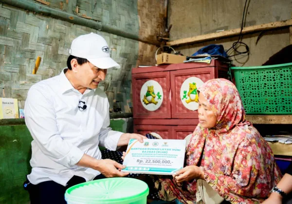 Wagub Banten Salurkan Bantuan RLHB Baznas untuk 13 Rumah di Pandeglang