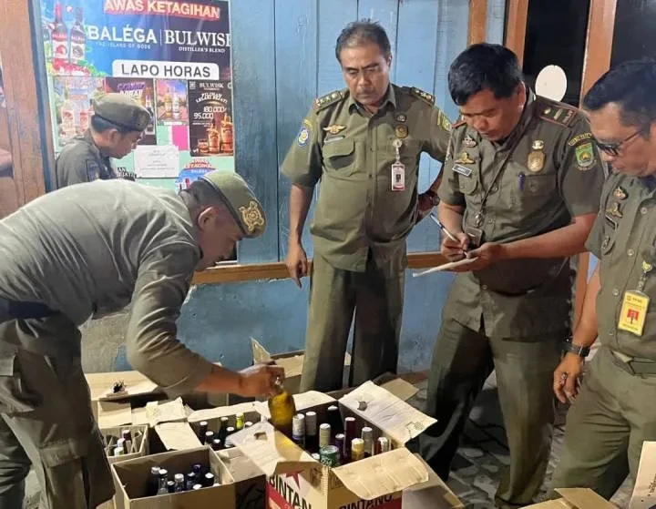 Jelang Nataru, Satpol PP Kota Tangerang Sita 617 Botol Miras dari Warung Jamu dan Lapo