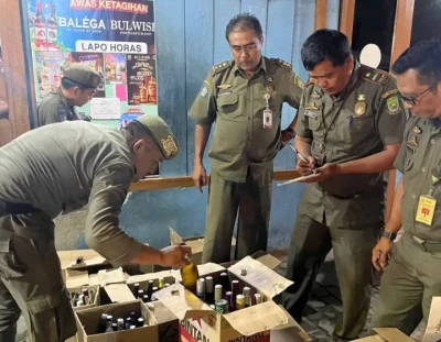 Jelang Nataru, Satpol PP Kota Tangerang Sita 617 Botol Miras dari Warung Jamu dan Lapo