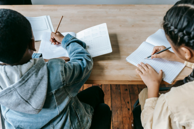 MENGEMBANGKAN KETERAMPILAN MENULIS ANAK: STRATEGI KREATIF UNTUK MASA DEPAN YANG CEMERLANG