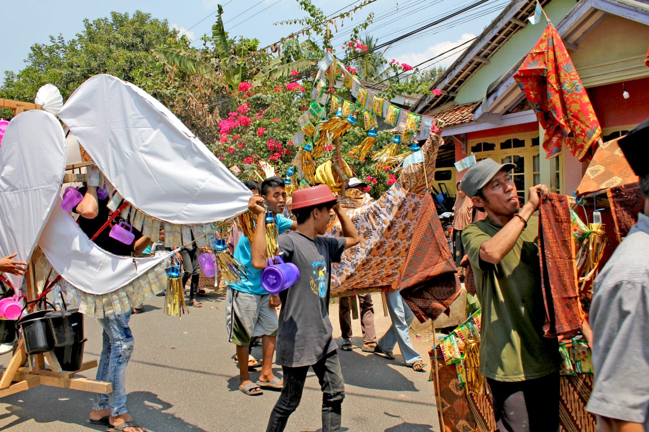 Warga Serang Berbagi Lewat Tradisi Ngeropok
