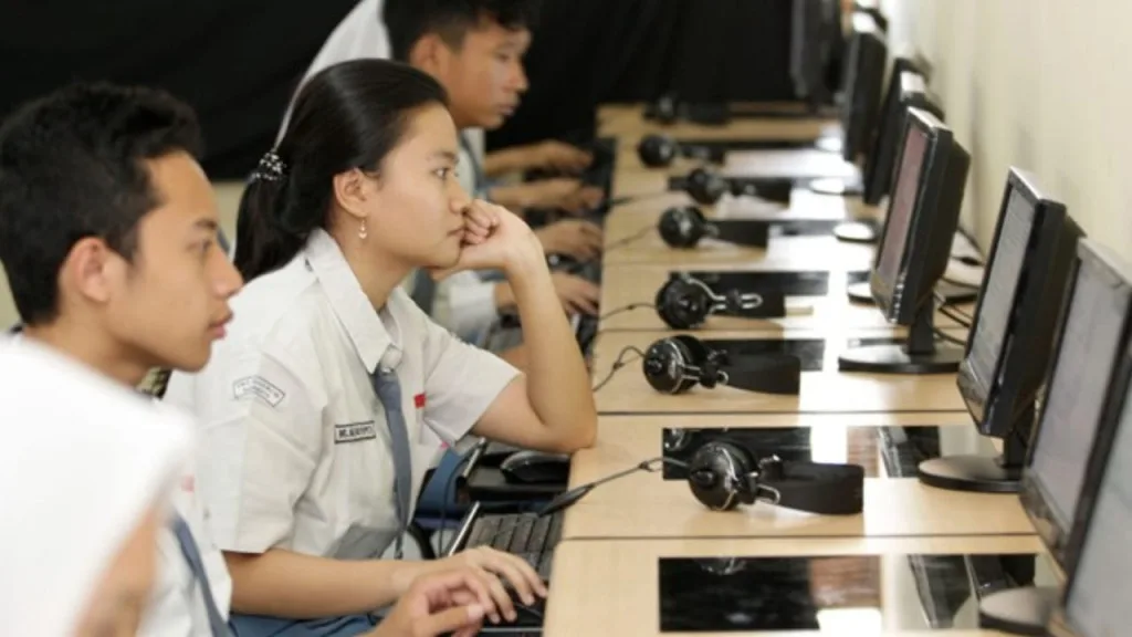 PILIHAN TEPAT SETELAH LULUS SMA: KULIAH DULU ATAU LANGSUNG BEKERJA?