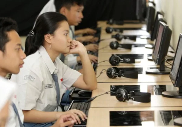 PILIHAN TEPAT SETELAH LULUS SMA: KULIAH DULU ATAU LANGSUNG BEKERJA?