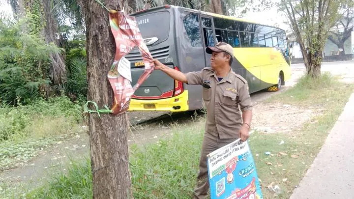 Tramtib Kecamatan Larangan Lakukan Operasi Penertiban Spanduk Liar