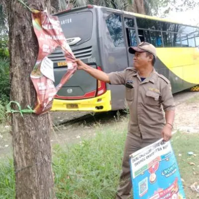 Tramtib Kecamatan Larangan Lakukan Operasi Penertiban Spanduk Liar