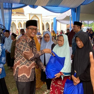 Bupati Serang Salurkan 500 Paket Sembako di Desa Sindangheula, Dorong Wisata Bendungan Jadi Sumber Ekonomi Warga