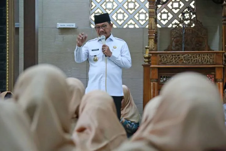 Wali Kota Tangerang Ajak Ibu-Ibu Majelis Taklim Teladani Rasulullah Lewat Aksi Peduli Lingkungan