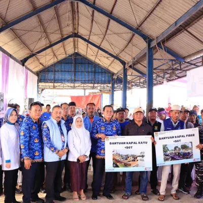 Pemkab Tangerang Serahkan 9 Kapal Tangkap Ikan untuk Nelayan Pesisir Kronjo