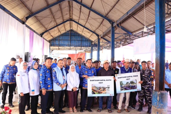 Pemkab Tangerang Serahkan 9 Kapal Tangkap Ikan untuk Nelayan Pesisir Kronjo