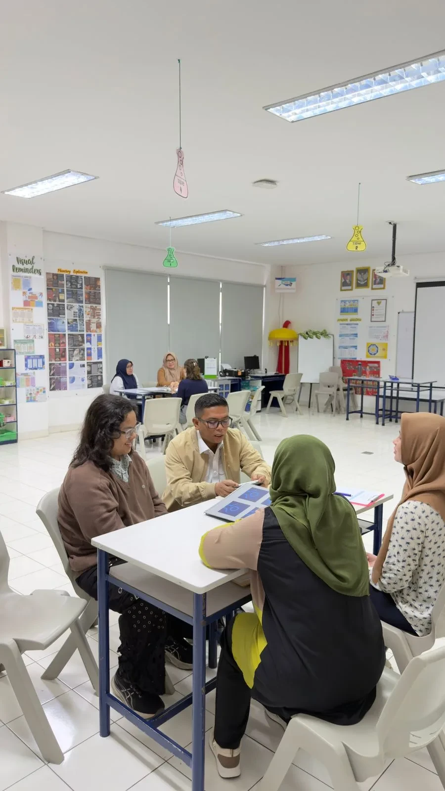 Gubernur Banten Andra Soni Dukung Gerakan Ayah Mengambil Rapor Anak ke Sekolah