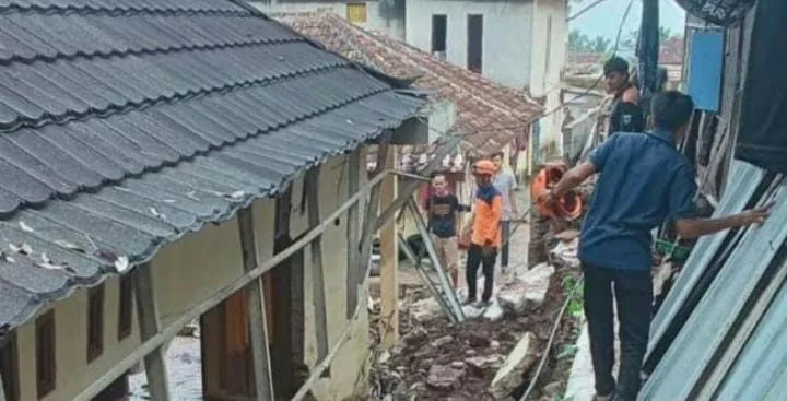 Tembok Penahan Tanah Longsor di Pandeglang, Dinding Majelis Taklim Jebol