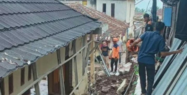 Tembok Penahan Tanah Longsor di Pandeglang, Dinding Majelis Taklim Jebol