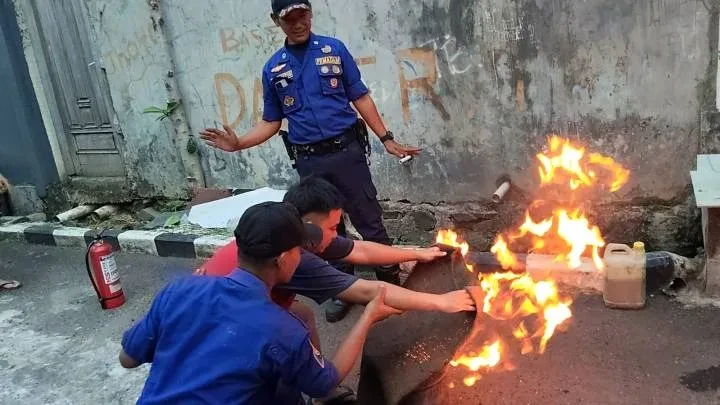 Petugas Damkar Latih Pekerja Difabel di UMKM Manisss Food Tangani Kebakaran, Gunakan Bahasa Isyarat!
