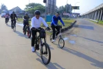 Wali Kota Tangerang Gowes ke Kantor, Tegur Warga Pembakar Sampah di Tengah Perjalanan!