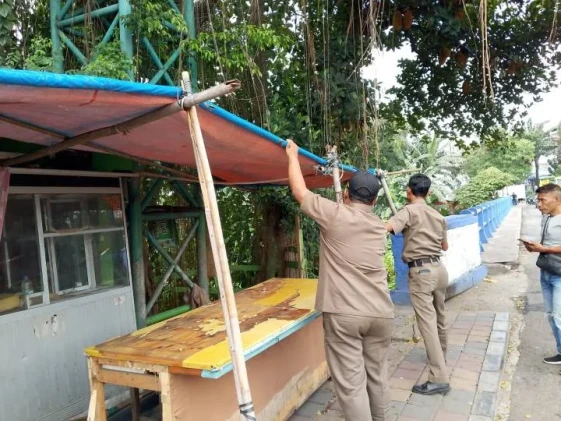 Tegakkan Aturan, Petugas Trantib Batuceper Bongkar Bangunan Liar di Kawasan Jembatan Ampera