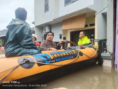 Dikepung Banjir 140 Cm, Petugas Terobos Arus Evakuasi Balita dan Lansia di Puri Kartika Baru