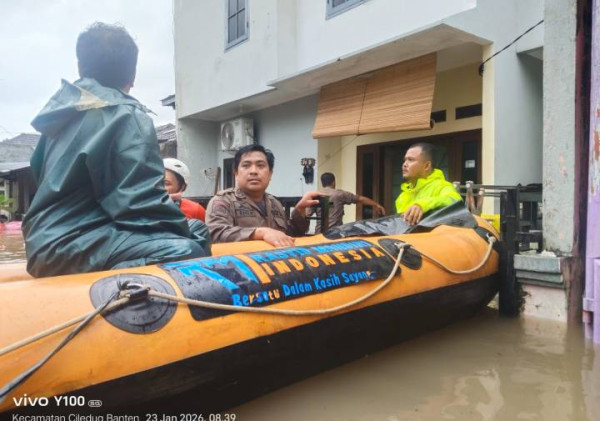 Dikepung Banjir 140 Cm, Petugas Terobos Arus Evakuasi Balita dan Lansia di Puri Kartika Baru