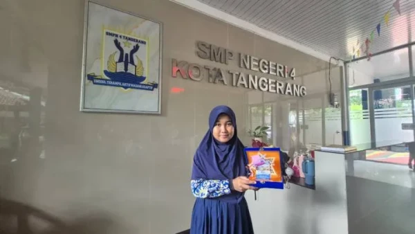 Azzahra Bersinar di Panggung Puisi, “Hikayat Guru di Ujung Negeri” Bikin Juri Terpukau