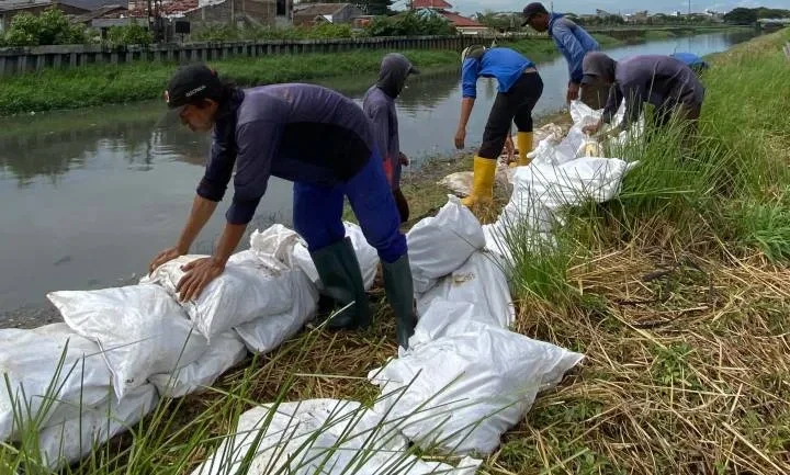 Siaga Puncak Musim Hujan, Ribuan Karung Pasir Baru Dipasang di Kali Ledug Periuk