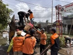 Banjir Surut, DLH Kota Tangerang Kerahkan Ratusan Petugas Bersihkan Sampah Sisa Genangan