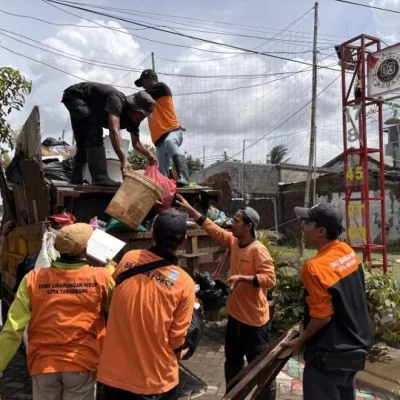 Banjir Surut, DLH Kota Tangerang Kerahkan Ratusan Petugas Bersihkan Sampah Sisa Genangan