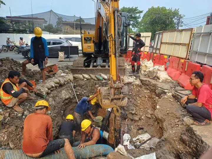 Pipa Bocor di Jalan K.S Tubun, Perumda Tirta Benteng Pastikan Layanan Air Tetap Mengalir