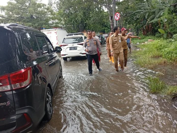 Hujan Lebat Picu Genangan, Camat Benda Turun Langsung Pantau Lokasi dan Pengungsian
