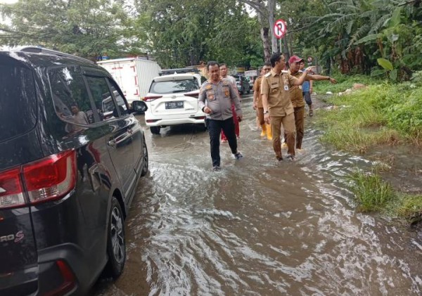 Hujan Lebat Picu Genangan, Camat Benda Turun Langsung Pantau Lokasi dan Pengungsian