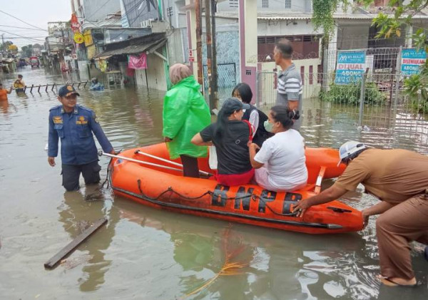 Hujan Deras Disertai Angin Kencang, Sejumlah Titik di Kota Tangerang Tergenang Hingga 60 Cm