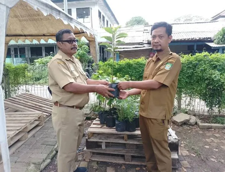 DLH Kota Tangerang Dorong Sekolah Hijau, Sediakan Bibit Pohon Gratis Lewat Fitur “Bank Pohon” di Super Apps Tangerang LIVE