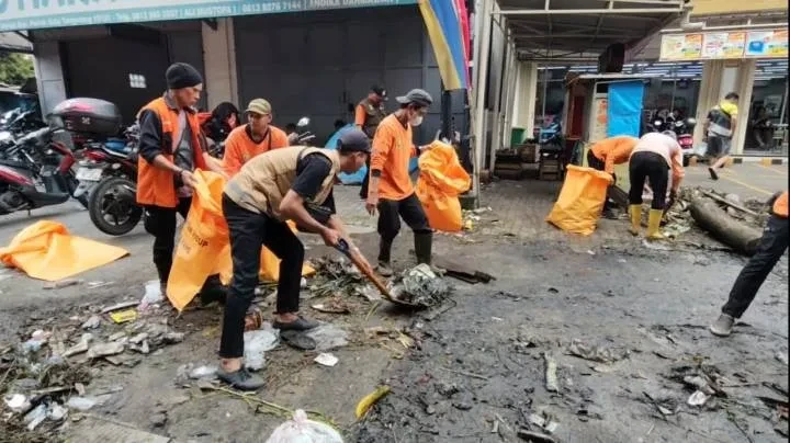 Pasukan Oranye Bergerak Usai Banjir, DLH Kota Tangerang Bersihkan Sampah di Mutiara Pluit