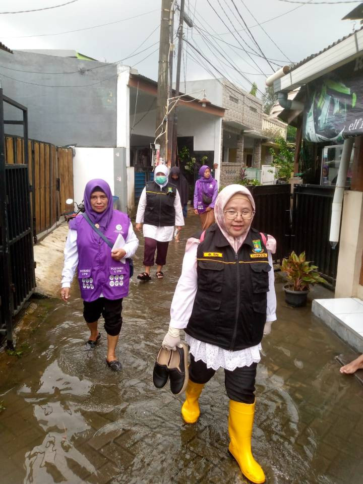 Terjang Genangan Demi Warga, Dinkes Kota Tangerang Lakukan Pemeriksaan Kesehatan Door to Door Pascabanjir