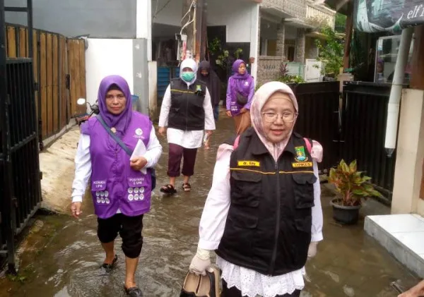 Terjang Genangan Demi Warga, Dinkes Kota Tangerang Lakukan Pemeriksaan Kesehatan Door to Door Pascabanjir