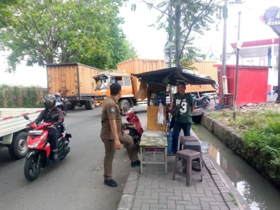 Tertibkan PKL di Trotoar, Kecamatan Benda Tegaskan Komitmen Jaga Keamanan dan Kebersihan Lingkungan
