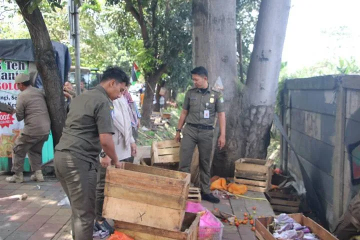 Penertiban Besar-Besaran di Jalan Benteng Betawi: Satpol PP Gerak Cepat Jawab Keluhan Warga