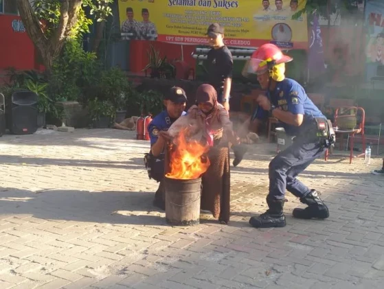 Ratusan Pelajar SDN Peninggilan 5 Ikuti PERSAMI Bertema Mitigasi Bencana, Simulasi Gempa hingga Kebakaran Bikin Deg-degan