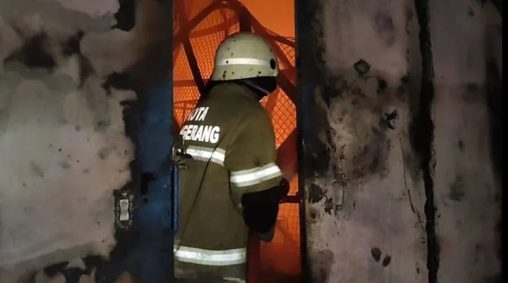 Pabrik Sepatu di Kawasan Industri Gajah Tunggal Dilalap Api, Pemadaman Terkendala Sumber Air