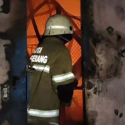 Pabrik Sepatu di Kawasan Industri Gajah Tunggal Dilalap Api, Pemadaman Terkendala Sumber Air