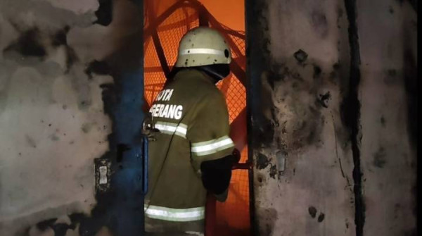 Pabrik Sepatu di Kawasan Industri Gajah Tunggal Dilalap Api, Pemadaman Terkendala Sumber Air