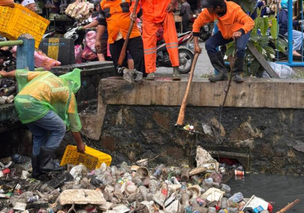 Sampah Menumpuk Picu Ancaman Banjir, Pemkot Tangerang Bergerak Cepat di Irigasi Sipon