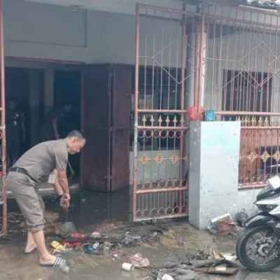 Banjir Surut, Satpol PP dan Linmas Kota Tangerang Turun Tangan Bersihkan Permukiman Warga
