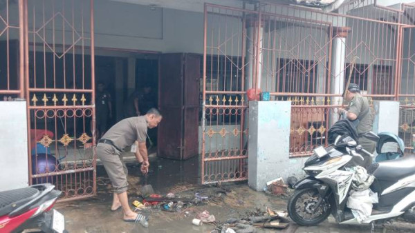 Banjir Surut, Satpol PP dan Linmas Kota Tangerang Turun Tangan Bersihkan Permukiman Warga