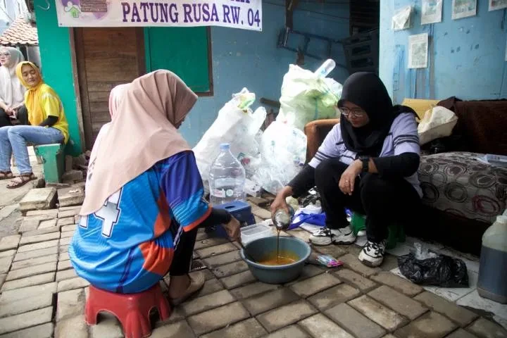 Bank Sampah Patung Rusa di Tangerang, Ubah Jelantah Jadi Sabun & Lilin hingga Beri Hadiah untuk Warga